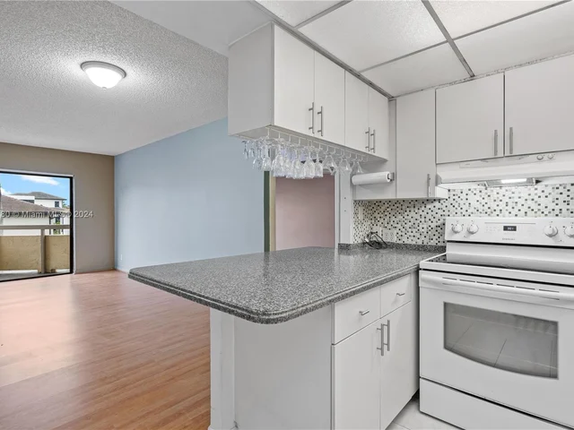 8290 Lake Dr # 307, Doral FL 33166