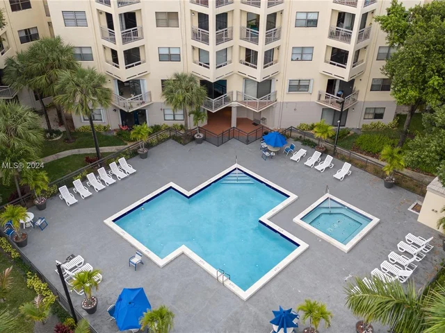 8290 Lake Dr # 307, Doral FL 33166