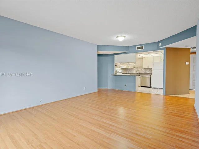 8290 Lake Dr # 307, Doral FL 33166