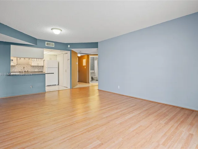 8290 Lake Dr # 307, Doral FL 33166