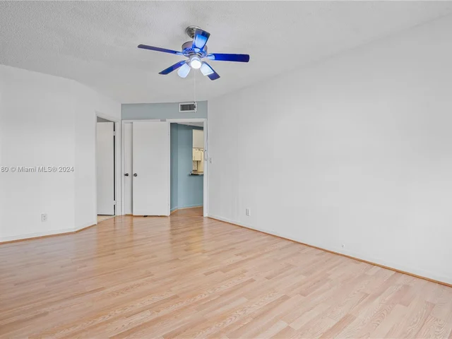 8290 Lake Dr # 307, Doral FL 33166