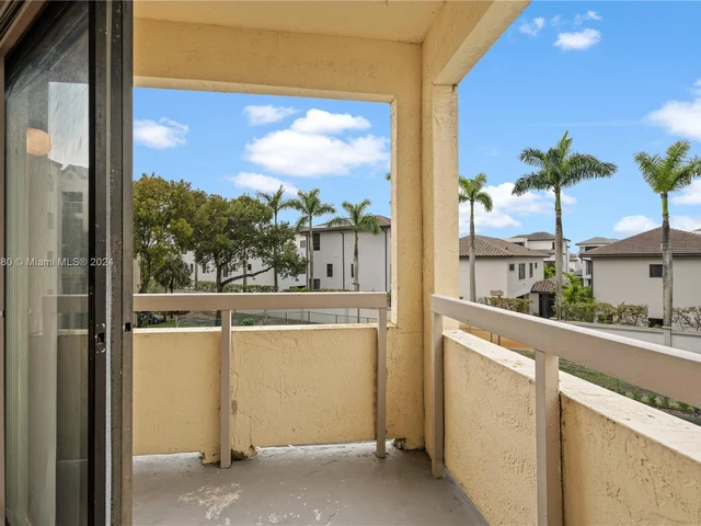 8290 Lake Dr # 307, Doral FL 33166