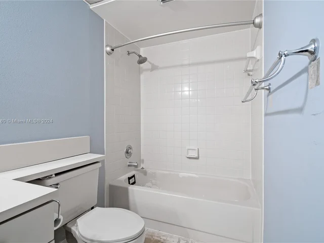 8290 Lake Dr # 307, Doral FL 33166