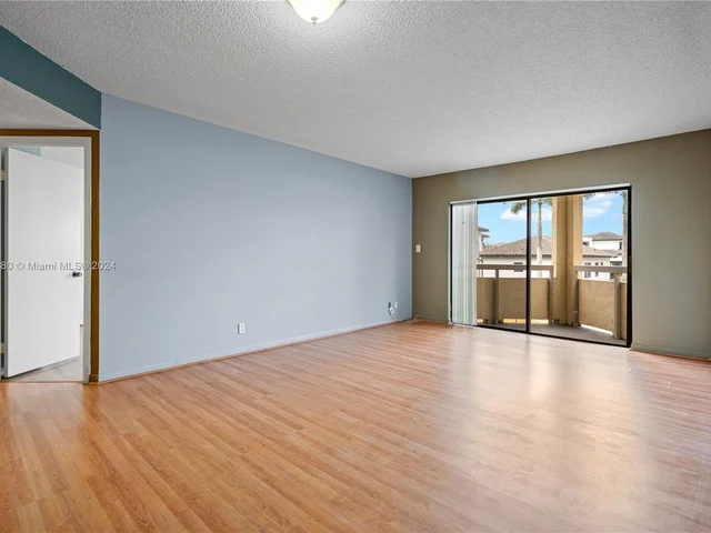 8290 Lake Dr # 307, Doral FL 33166