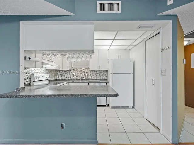 8290 Lake Dr # 307, Doral FL 33166