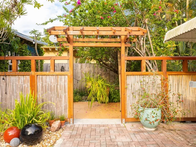 521 NE 74th St, Miami FL 33138