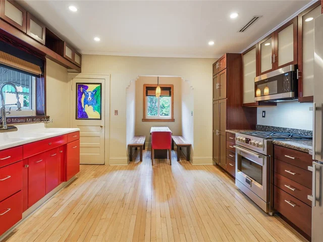 521 NE 74th St, Miami FL 33138