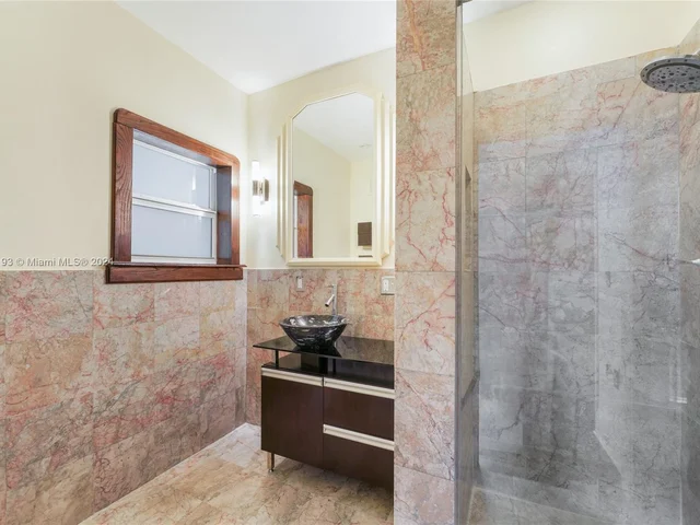 521 NE 74th St, Miami FL 33138