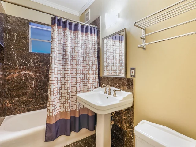 521 NE 74th St, Miami FL 33138