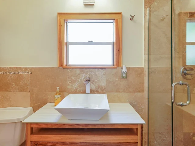 521 NE 74th St, Miami FL 33138