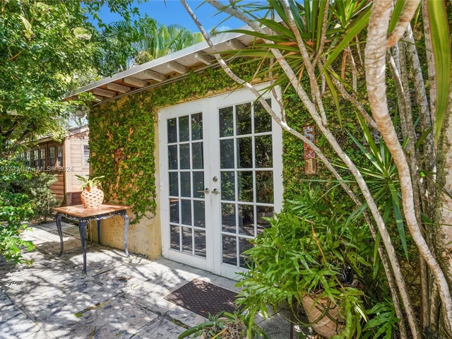 521 NE 74th St, Miami FL 33138