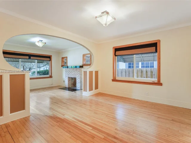 521 NE 74th St, Miami FL 33138