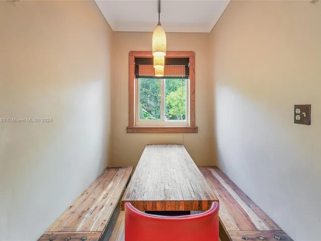 521 NE 74th St, Miami FL 33138