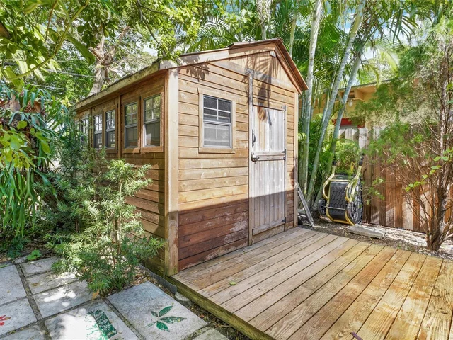 521 NE 74th St, Miami FL 33138