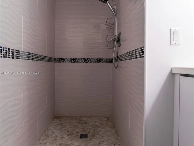 2500 Parkview Dr # 1117, Hallandale Beach FL 33009