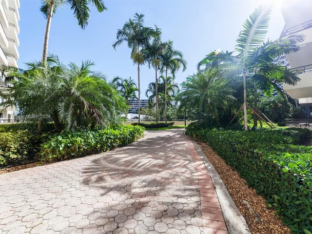 2500 Parkview Dr # 1117, Hallandale Beach FL 33009