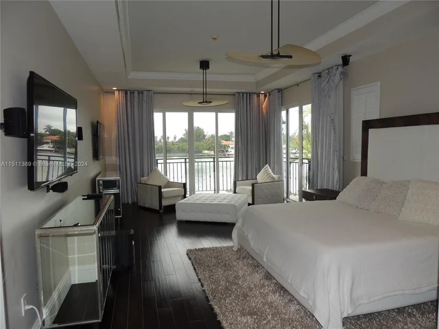 240 S Hibiscus Dr, Miami Beach FL 33139