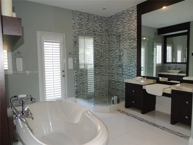 240 S Hibiscus Dr, Miami Beach FL 33139