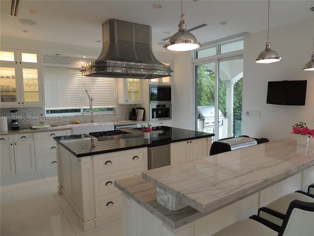 240 S Hibiscus Dr, Miami Beach FL 33139