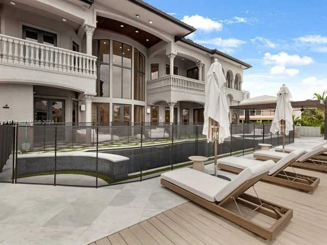 3380 NE 170th St, North Miami Beach FL 33160