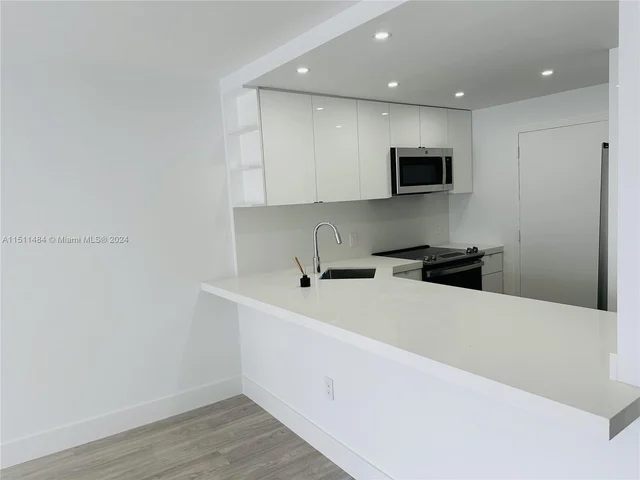 345 Ocean Dr # 610, Miami Beach FL 33139