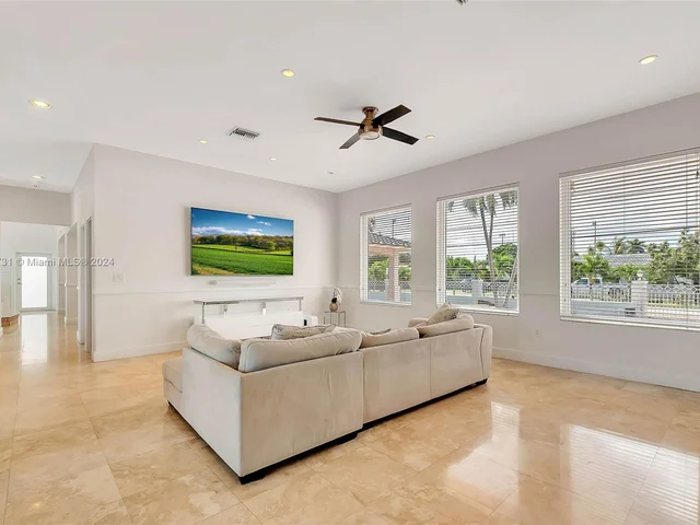 4747 SW 89th Ave, Miami FL 33165