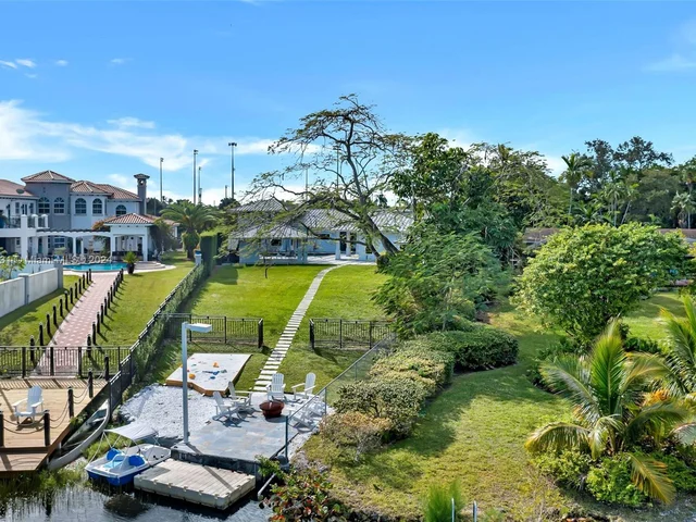 4747 SW 89th Ave, Miami FL 33165