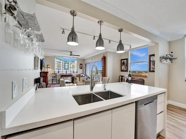 4200 Hillcrest Dr # 619, Hollywood FL 33021