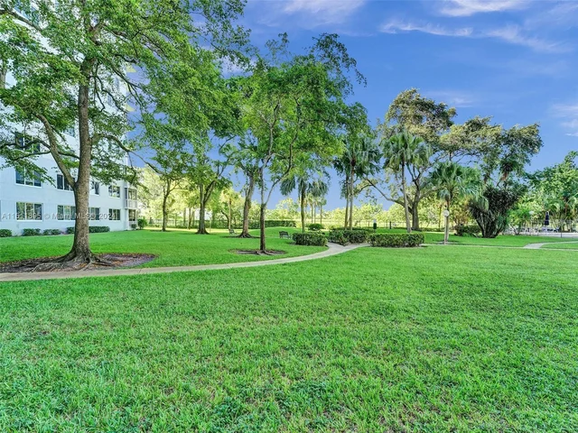 4200 Hillcrest Dr # 619, Hollywood FL 33021