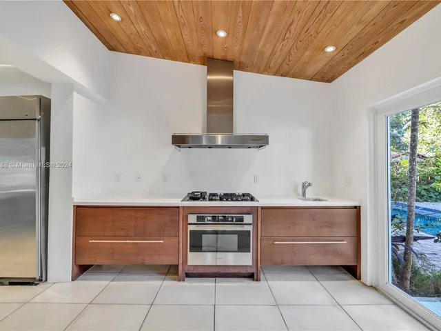 5812 Alton Rd, Miami Beach FL 33140