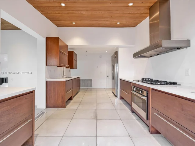 5812 Alton Rd, Miami Beach FL 33140