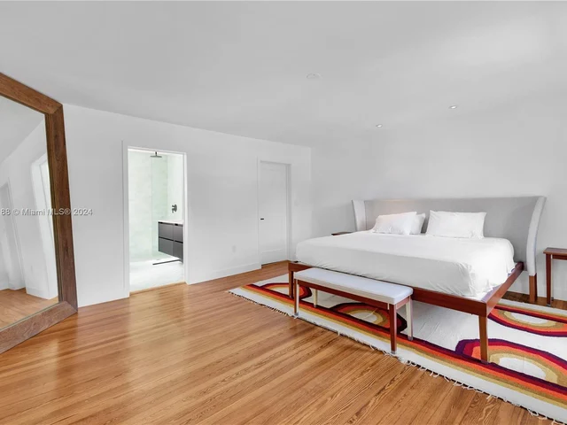 5812 Alton Rd, Miami Beach FL 33140