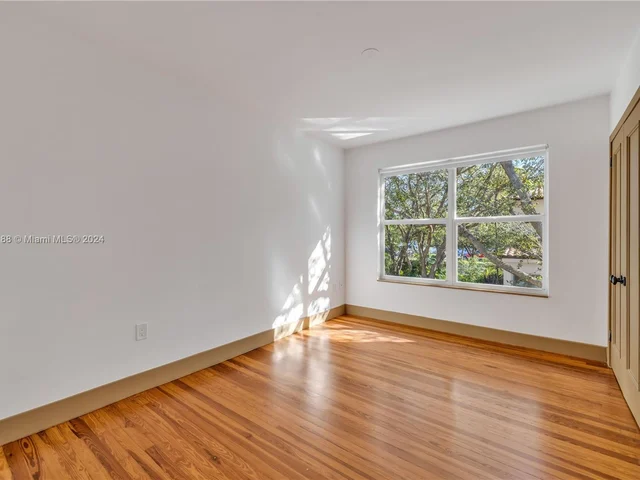 5812 Alton Rd, Miami Beach FL 33140