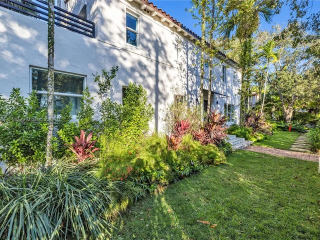 5812 Alton Rd, Miami Beach FL 33140