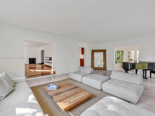 5812 Alton Rd, Miami Beach FL 33140