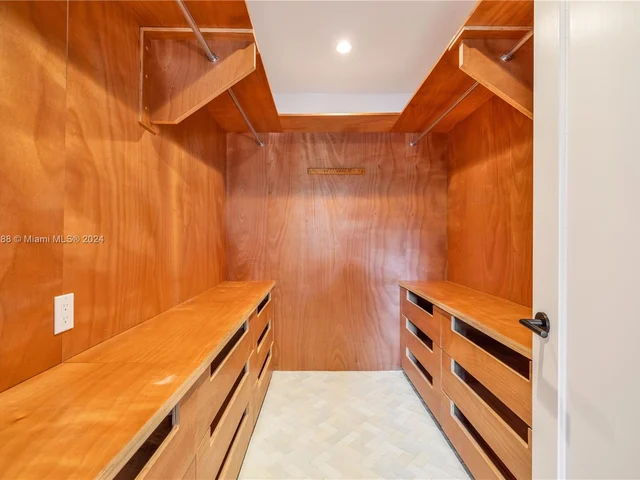 5812 Alton Rd, Miami Beach FL 33140