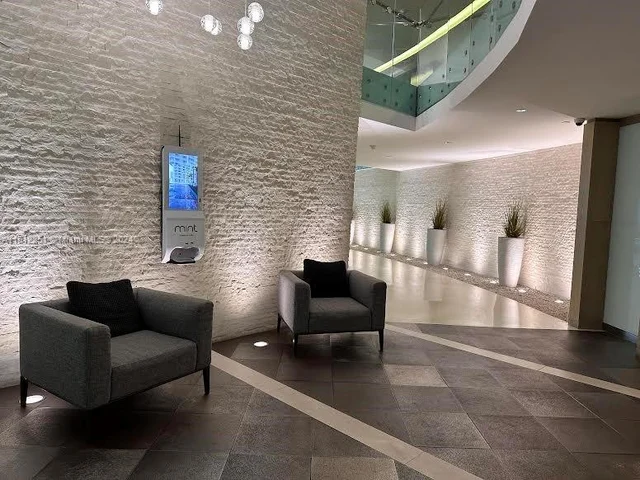 92 SW 3rd St # 1105, Miami FL 33130