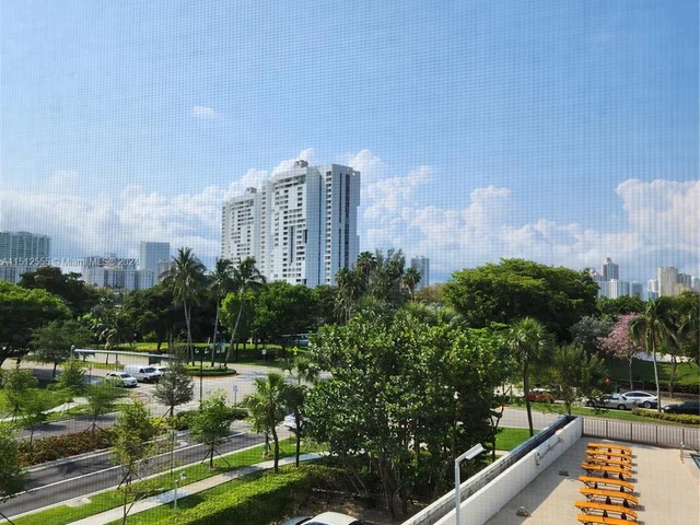 3375 N Country Club Dr # 304, Aventura FL 33180