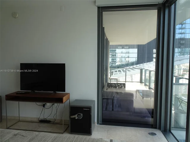 68 SE 6th St # 1802, Miami FL 33131