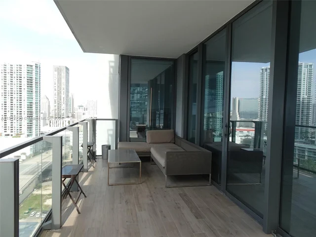 68 SE 6th St # 1802, Miami FL 33131