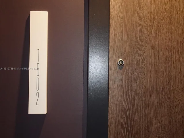 68 SE 6th St # 1802, Miami FL 33131