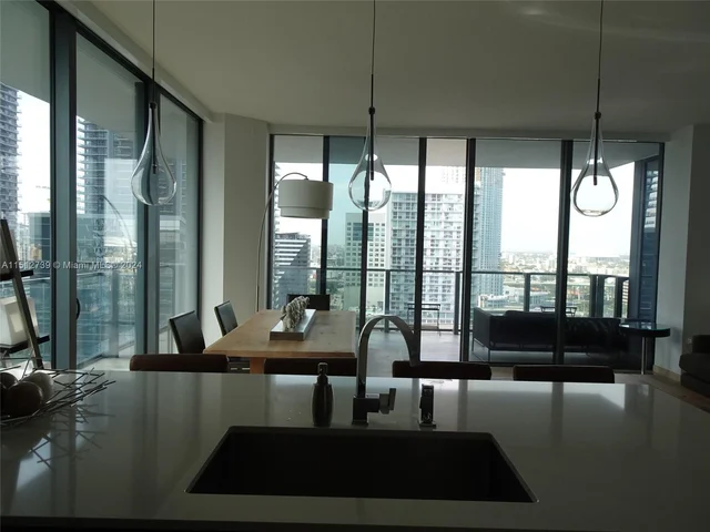 68 SE 6th St # 1802, Miami FL 33131