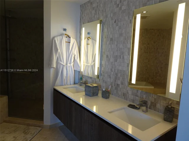 68 SE 6th St # 1802, Miami FL 33131