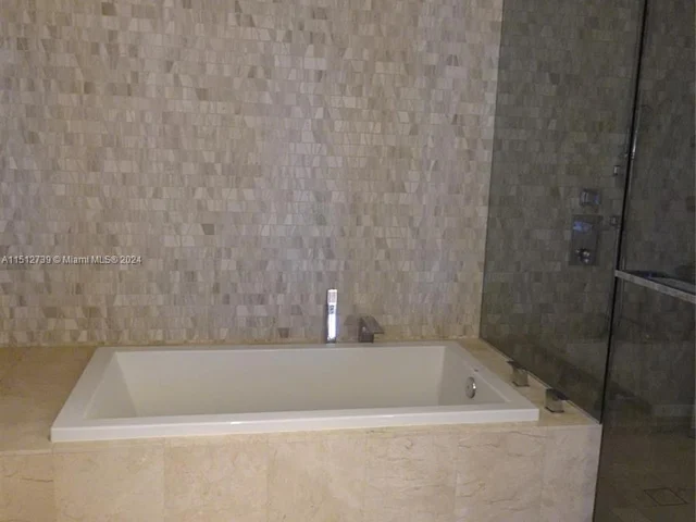 68 SE 6th St # 1802, Miami FL 33131