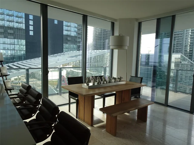 68 SE 6th St # 1802, Miami FL 33131