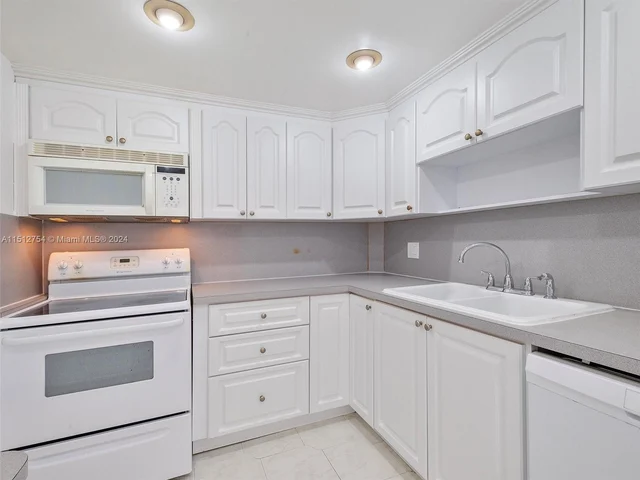 400 Kings Point Dr # 523, Sunny Isles Beach FL 33160