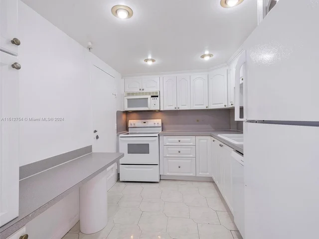 400 Kings Point Dr # 523, Sunny Isles Beach FL 33160