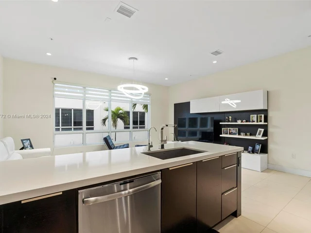 6671 NW 105th Ave, Doral FL 33178