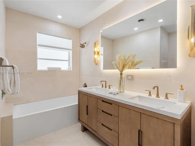 1033 W 47th St, Miami Beach FL 33140