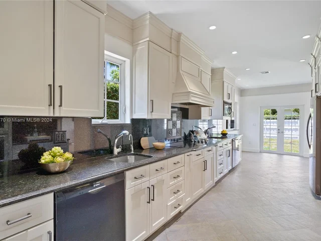 1033 W 47th St, Miami Beach FL 33140